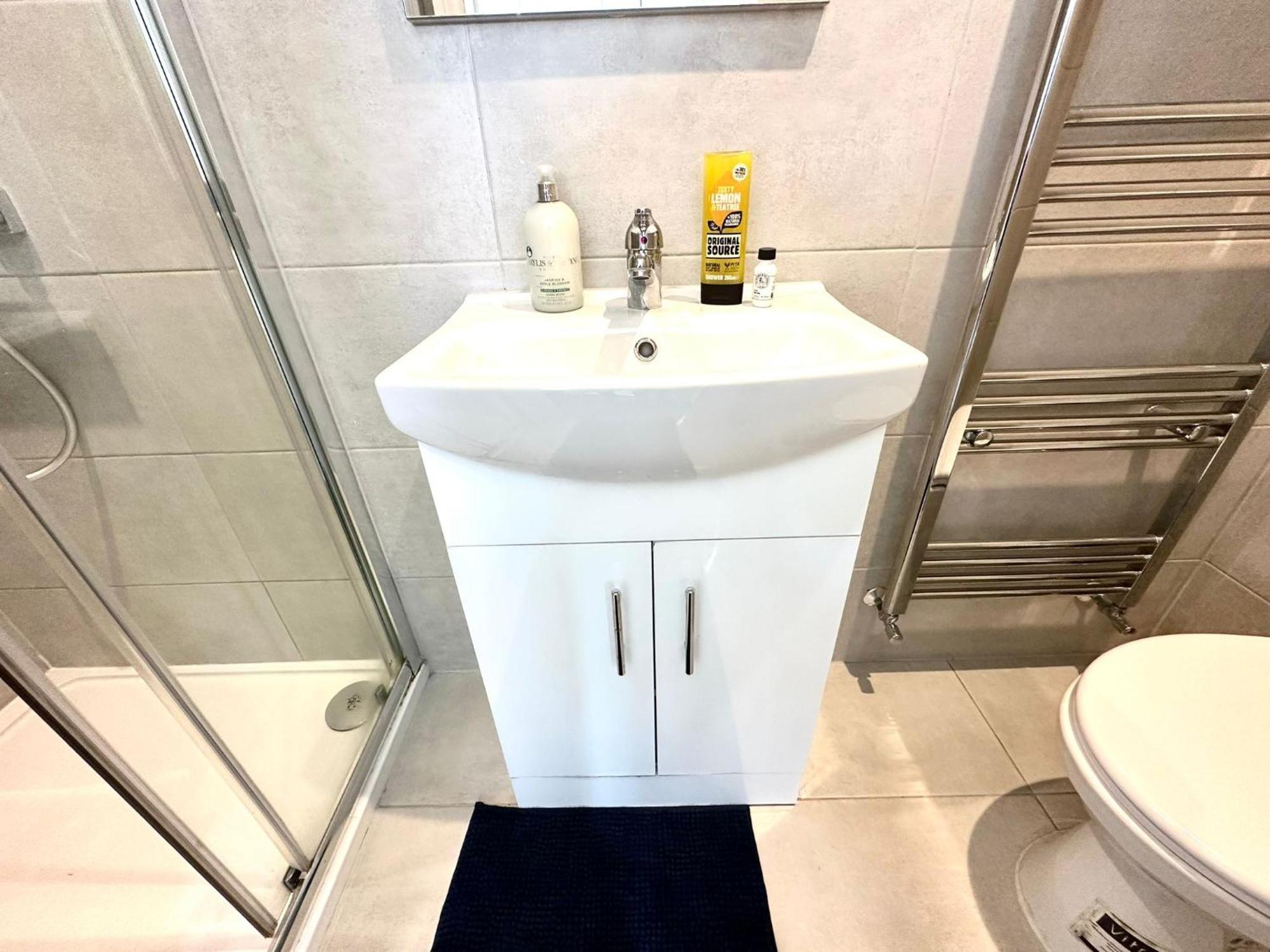 Apartment Unique Modern, Private Apartment,15 Mins To London